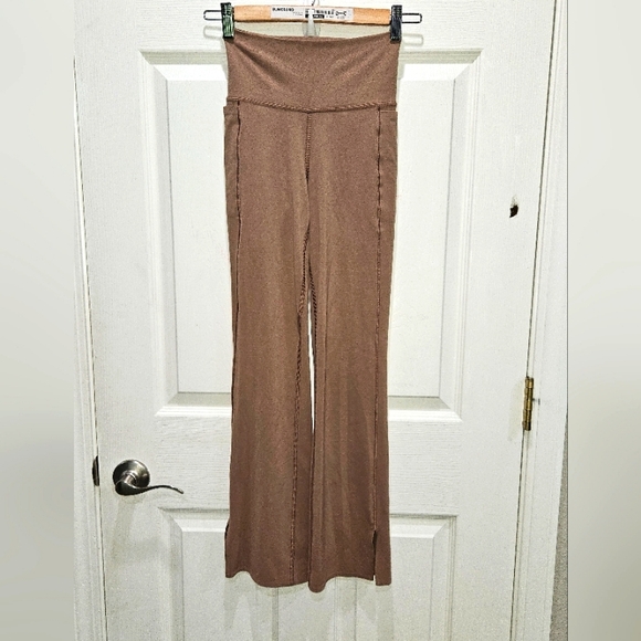 Athleta Pants - Athleta nude Transcend Stash Crop straight leg leggings Xs